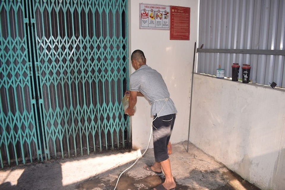 Mâu thuẫn tình cảm, gã thợ sơn đốt người tình trong quán tẩm quất - 4 Đối tượng thực nghiệm lại hành động đốt quán.