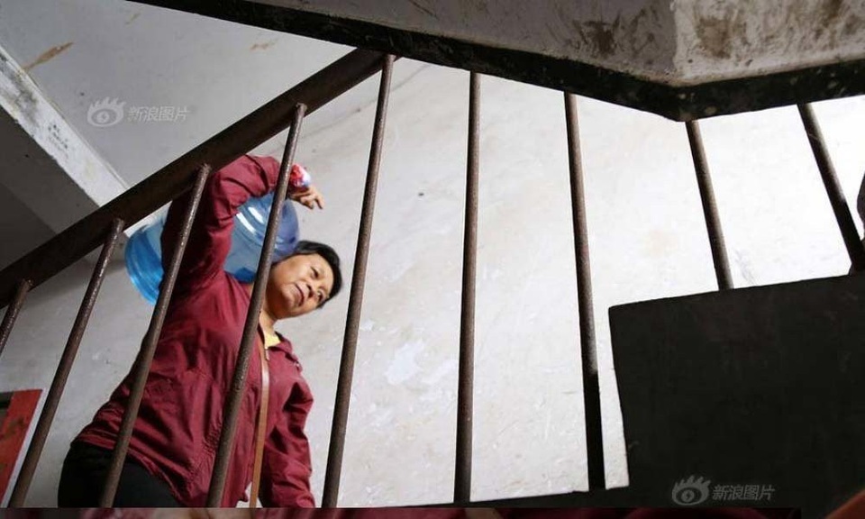 Người phụ nữ bê 70 bình nước mỗi ngày để mua nhà thành phố - 3 Nguồn: Sina