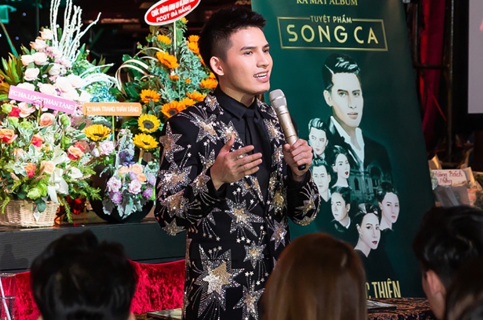 Quốc Thiên gây bất ngờ với “diện mạo mới” - 2 Sự trở lại với album song ca, Quốc Thiên cho biết, trong 2 năm anh đã chủ động lựa chọn các ca khúc phù hợp rồi sau đó bàn bạc với các khách mời để có bản phối, cách thể hiện ấn tượng nhất.