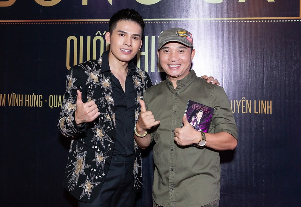 Quốc Thiên gây bất ngờ với “diện mạo mới” - 4 Nam ca sĩ Quang Linh đến chúc mừng đàn em