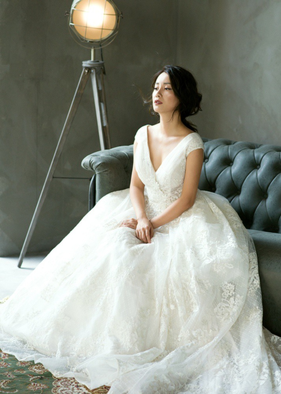 Khi hỏi về đám cưới trọng mơ, cô cười nói: Khi chưa đến 25 tuổi, tôi sống mơ mộng như nhiều cô gái khác, ước có một đám cưới màu hồng và sống những tháng ngày yêu thương chẳng cần biết ngày mai. Tôi cũng mơ về người đàn ông trưởng thành, có bờ vai vững chãi để mình an tâm dựa dẫm. Nhưng bây giờ, khi ngoài 30, tôi lại không mơ gì nữa. Ở thời điểm này, tôi đã thực sự làm chủ được cuộc sống. Tôi sống thực tế hơn, không còn hão huyền và mơ ước về một tình yêu như trong mộng nữa.