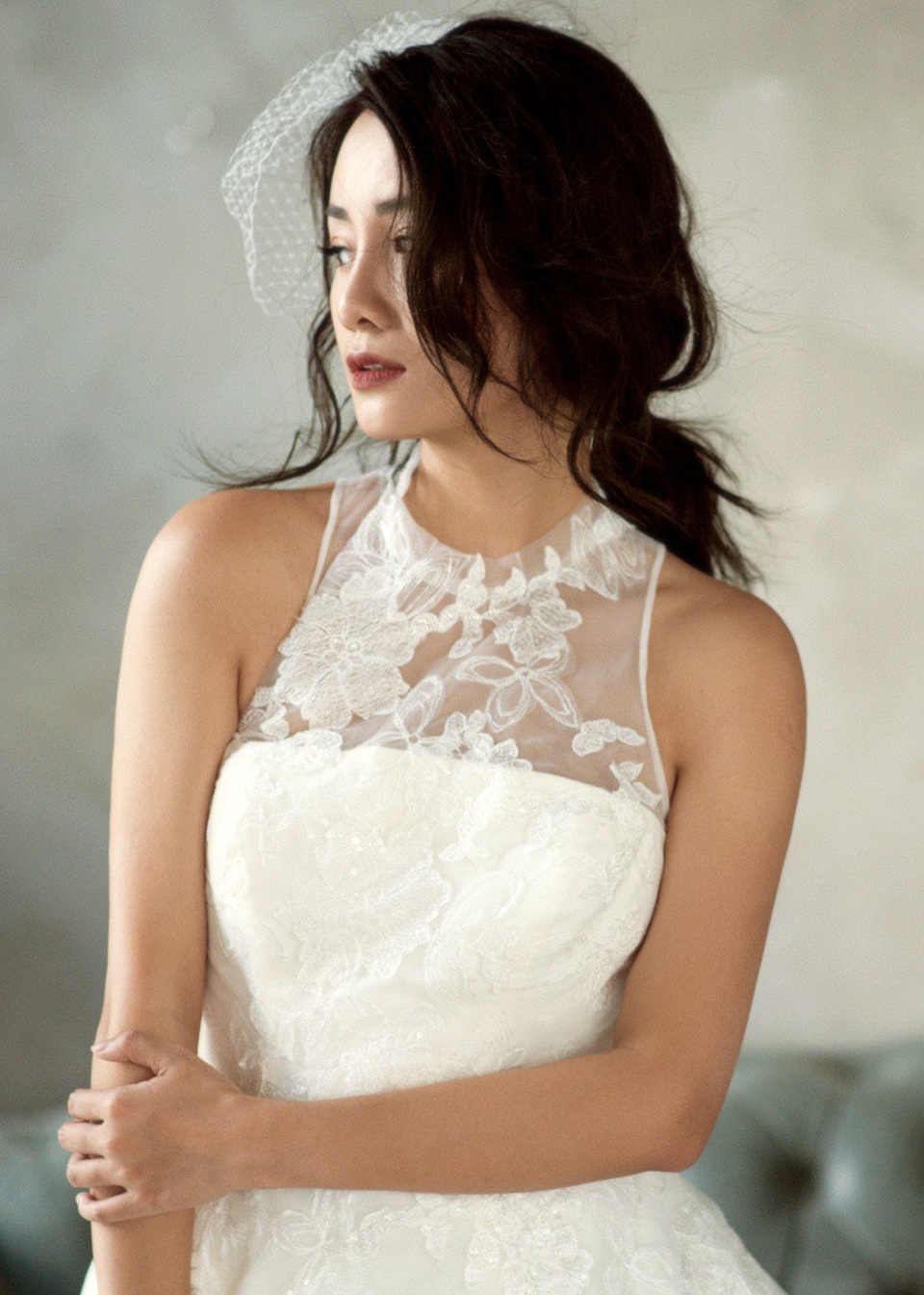 Trong chùm ảnh mới, nữ MC 32 tuổi bất ngờ làm cô dâu xinh đẹp với váy cưới. Cô chọn 3 bộ soiree trắng để thể hiện nét đẹp của người phụ nữ ở độ tuổi 30. Từ khi nổi tiếng, Quỳnh Chi nhận được rất nhiều lời mời làm mẫu váy cưới dù cô chưa một lần lên xe hoa. Nữ MC chia sẻ, mỗi thời điểm khoác soiree cô lại có những cảm xúc rất khác nhau.