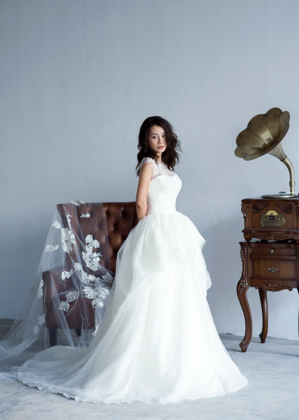 Quỳnh Chi sinh năm 1986, tốt nghiệp Học viện Ngoại giao chuyên ngành Luật. Cô bén duyên với nghề MC cách đây 10 năm. Sau đó, cô làm việc tại Đài truyền hình Việt Nam với vai trò MC, biên tập các chương trình về kinh tế, thời sự, chính trị. Nhiều năm qua, người hâm mộ thể thao đã quen mặt Quỳnh Chi trong các bản tin của VTV. Cô từng đoạt giải Người dẫn chương trình xuất sắc 2014 - 2015 của Ban sản xuất các chương trình thể thao VTV, lọt vào Top 5 MC ấn tượng nhất VTV năm 2015.