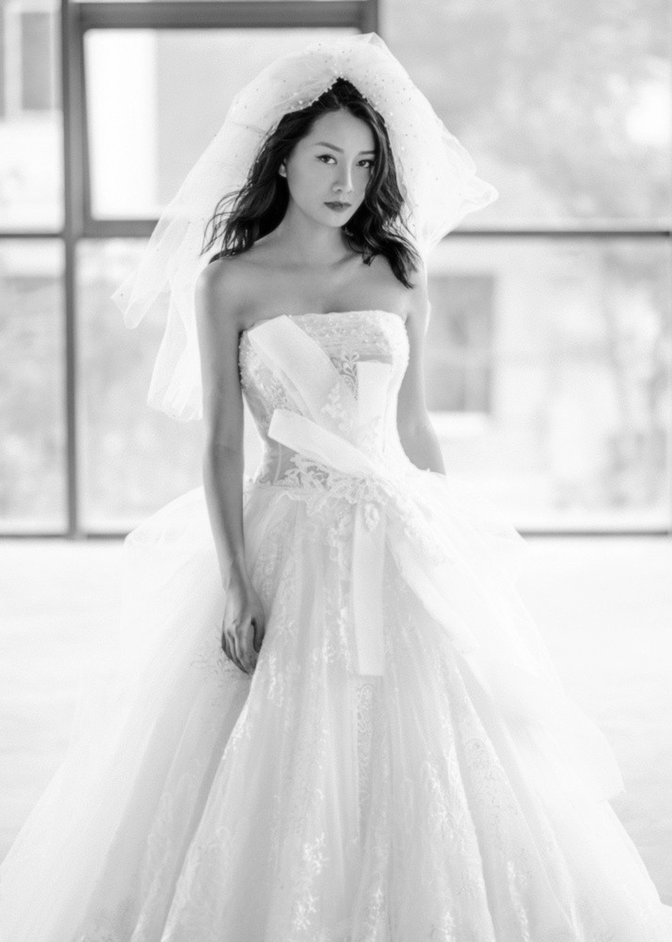 Với tôi, người chồng không đơn giản chỉ có một chữ yêu là đủ. Cuộc sống cần rất nhiều thứ khác để có thể gắn kết với nhau. Bây giờ trưởng thành rồi, bảo tôi yêu một người chẳng có gì trong tay thì tôi chịu. Hơn nữa khi càng cố gắng trong công việc và nỗ lực tìm kiếm một chỗ đứng trong xã hội, tôi càng mạnh mẽ và muốn kiếm một người chồng có thể san sẻ mọi buồn vui trong cuộc sống. Giờ đây, tôi cẩn trọng hơn trong việc lựa chọn người bạn đời nên sẽ mất thời gian nhiều hơn để đưa ra quyết định cuối cùng.