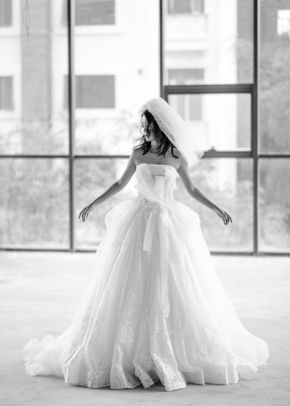 Trong quá khứ, Quỳnh Chi trải qua không ít mối tình và từng có ký ức ám ảnh khi bị bạn trai cũ bạo hành. Những tổn thương đó khiến cô trở nên e dè khi yêu. Hiện tại cô hài lòng với cuộc sống độc thân và dồn sức phấn đấu cho sự nghiệp, khám phá bản thân ở nhiều lĩnh vực khác nhau. Cô quan niệm, tình yêu là duyên số nên cô không sốt ruột khi bạn bè cùng trang lứa đã có gia đình yên ấm.