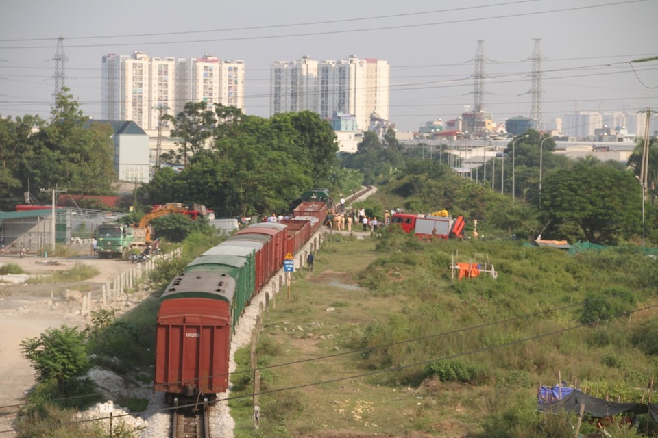 
Vụ tai nạn xảy ra trên tuyến đường sắt đoạn chạy qua Yên Nghĩa (Hà Đông, Hà Nội) lúc khoảng 13h45 ngày 2/10. Cuối chiều cùng ngày, lực lượng PCCC vẫn đang tập trung cứu hộ tại hiện trường vụ tại nạn. 5 người bị thương hiện đang được điều trị tại bệnh viện đa khoa Hà Đông.
