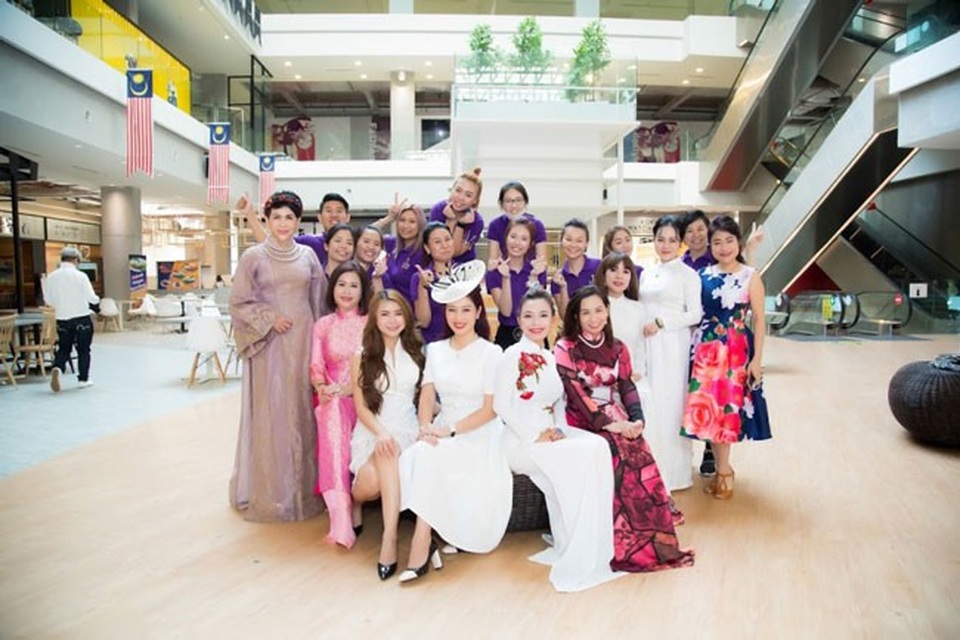 Á hậu quý bà thế giới Nguyễn Thu Hương đầy thu hút tại Malaysia - 8 Á hậu quý bà thế giới Nguyễn Thu Hương đầy thu hút tại Malaysia - 8
