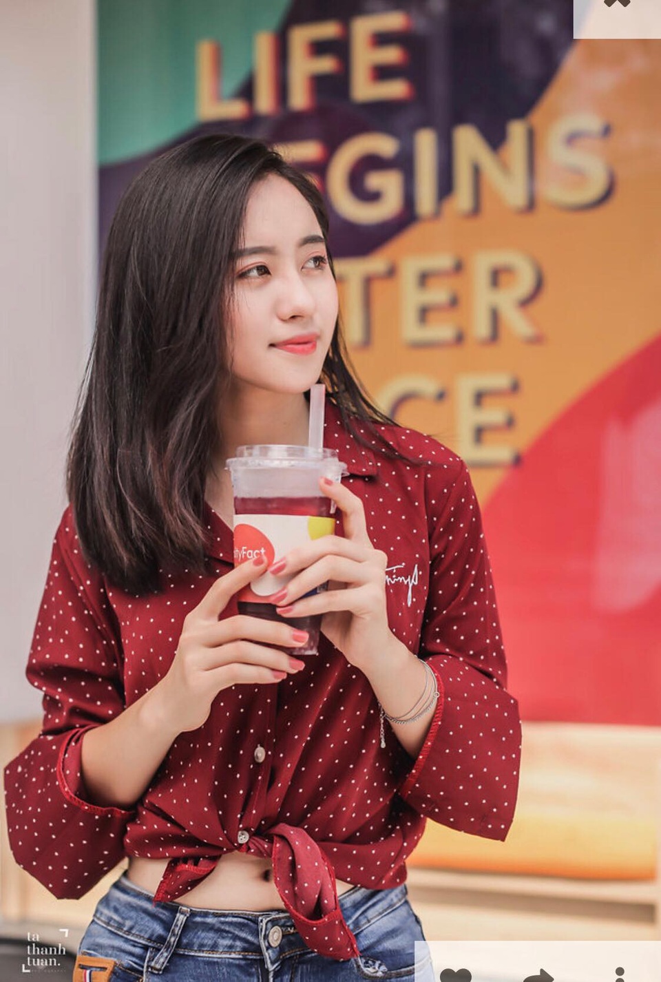 Thiếu nữ xinh đẹp mặc đồ dân tộc Thái ở Mù Cang Chải được tìm kiếm rần rần - 10 Trang cao 1m65. Cô cũng đã từng tham gia một số sân chơi của giới trẻ và lọt vào top100 Miss Teen 2017. Cô cũng là người mẫu cho các shop thời trang và studio.