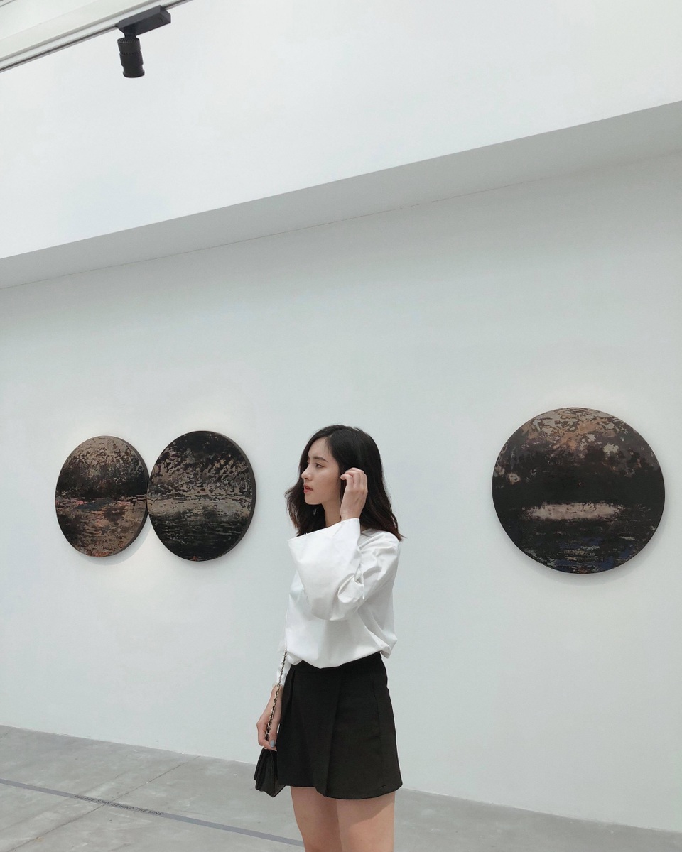 Thiếu nữ xinh đẹp mặc đồ dân tộc Thái ở Mù Cang Chải được tìm kiếm rần rần - 7 Trang có sở thích chụp ảnh, du lịch khám phá về văn hoá và ẩm thực của mỗi vùng miền, đi dạo đường phố Hà Nội vào buổi chiều muộn.