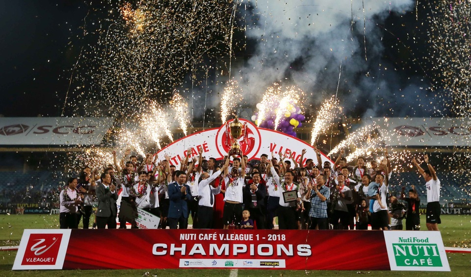 Thắng đậm Cần Thơ, CLB Hà Nội trọn niềm vui trong ngày nâng cúp vô địch V-League - 3
Niềm vui vô địch của CLB Hà Nội - Ảnh: Gia Hưng