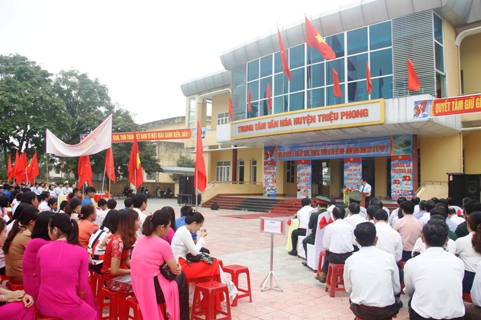 
Đông đảo cán bộ, nhân dân tham dự triển lãm tư liệu về Hoàng Sa, Trường Sa.
