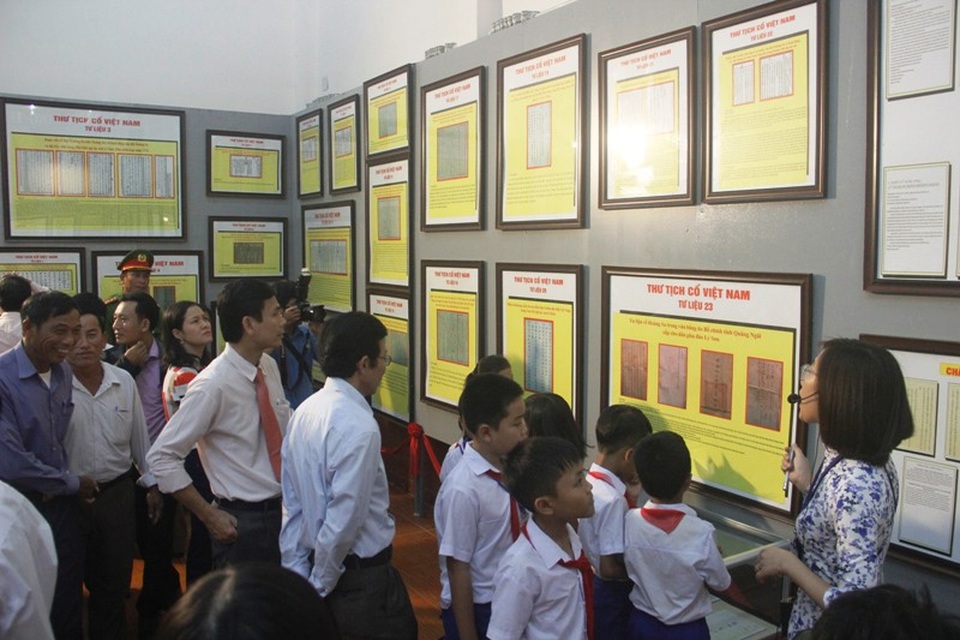 Các châu bản triều Nguyễn và các bản đồ do các tác giả nước ngoài vẽ được trưng bày, giới thiệu đến người dân.