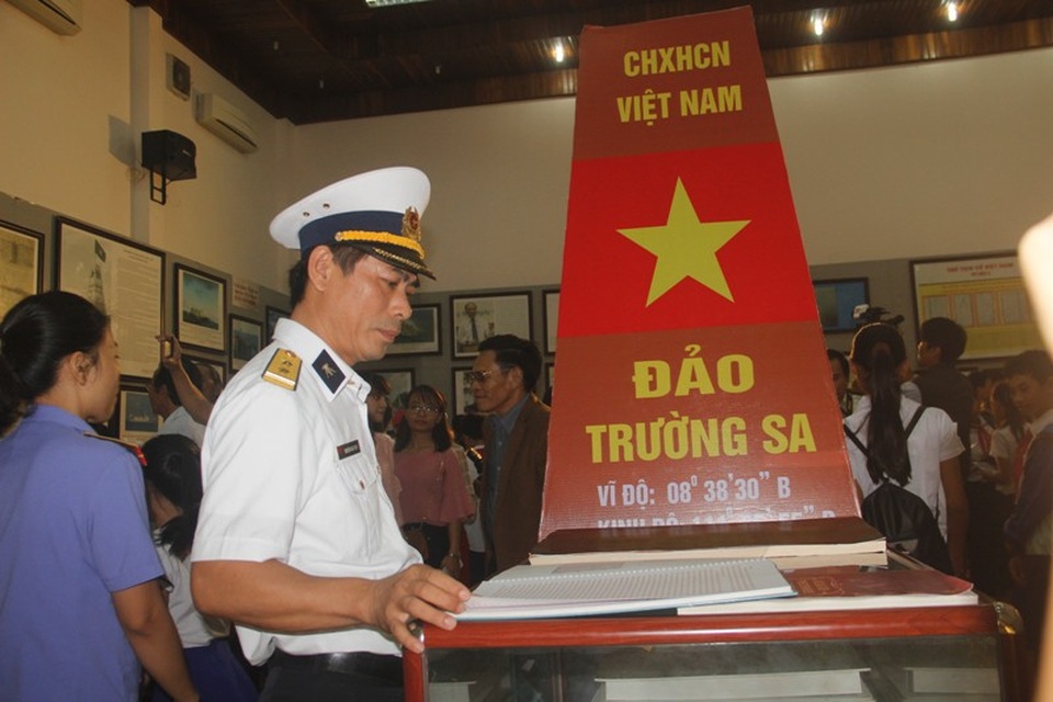 Sỹ quan Hải quân tìm hiểu các tư liệu lịch sử về Hoàng Sa, Trường Sa.