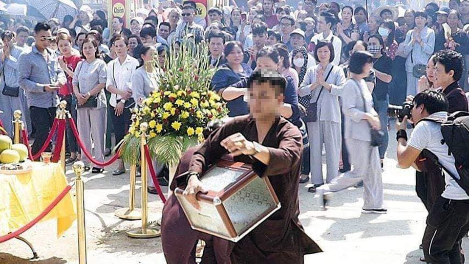 Hà Nội: Nghi án mất hàng trăm triệu đồng tiền công đức trong lễ dựng chuông - 1 Nam thanh niên được cho là xông xáo, làm nhiều việc trong lễ cất nóc, dựng chuông chùa Thái Ân.
