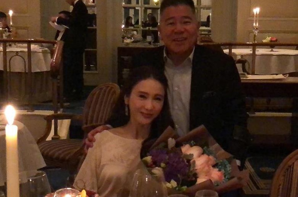 
Lê Tư hạnh phúc bên chồng trong ngày sinh nhật lần thứ 47, ngày 1/10.
