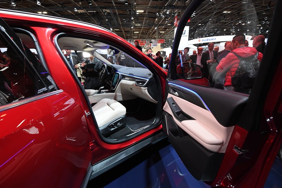 Cận cảnh nội thất hai mẫu xe VinFast vừa ra mắt tại Paris Motor Show - 2
Nội thất mẫu LUX SA2.0 mang tông màu kem, kết hợp nổi bật với ngoại thất màu đỏ