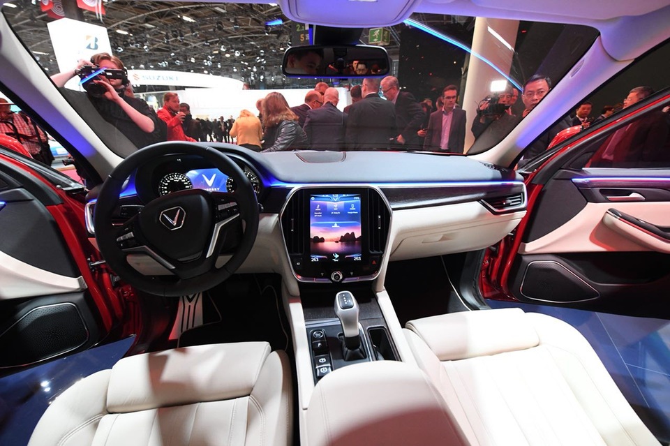 Cận cảnh nội thất hai mẫu xe VinFast vừa ra mắt tại Paris Motor Show - 3
Sau vô lăng là hai đồng hồ tròn truyền thống nằm hai bên màn hình kỹ thuật số cỡ 7 inch. Một chi tiết đáng chú ý nữa là hình nền của màn hình cảm ứng trung tâm phản ánh vẻ đẹp thiên nhiên đặc trưng của Việt Nam, như trong ảnh trên là Vịnh Hạ Long