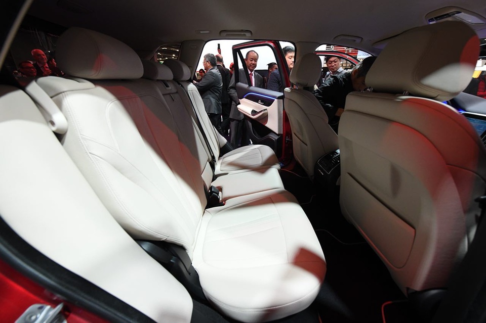 Cận cảnh nội thất hai mẫu xe VinFast vừa ra mắt tại Paris Motor Show - 4
Hầu hết các bề mặt da trong nội thất được giới thiệu là may tùy chỉnh và bọc bằng tay