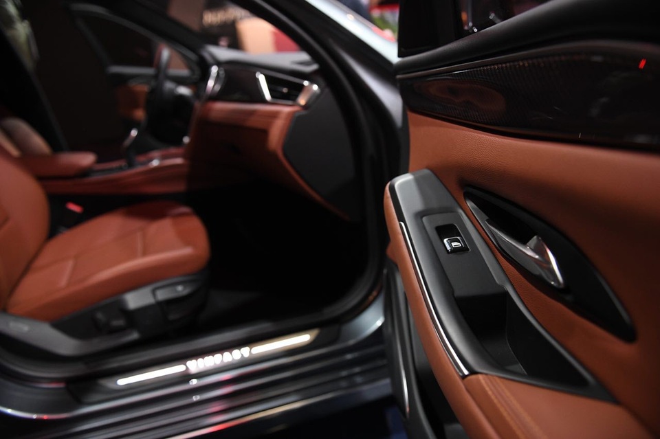 Cận cảnh nội thất hai mẫu xe VinFast vừa ra mắt tại Paris Motor Show - 9
Nội thất mẫu LUX A2.0 mang tông màu nâu, đối lập với ngoại thất màu xám ánh ngọc