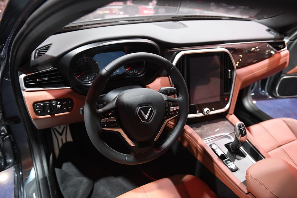 Cận cảnh nội thất hai mẫu xe VinFast vừa ra mắt tại Paris Motor Show - 10
Màn hình trung tâm có kích thước lớn - 10,5 inch, thiết kế hiện đại