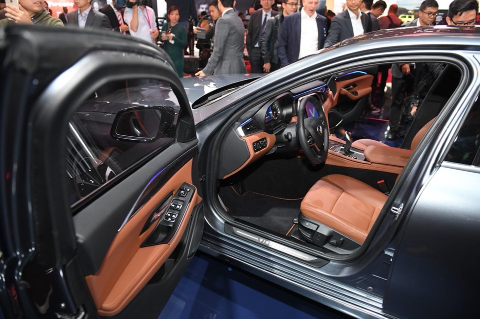 Cận cảnh nội thất hai mẫu xe VinFast vừa ra mắt tại Paris Motor Show - 12
Khoang xe được giới thiệu là có chất lượng cách âm tốt, mang lại cảm giác thư thái cho người ngồi trên xe, với các đường nét thiết kế đơn giản và tinh tế.