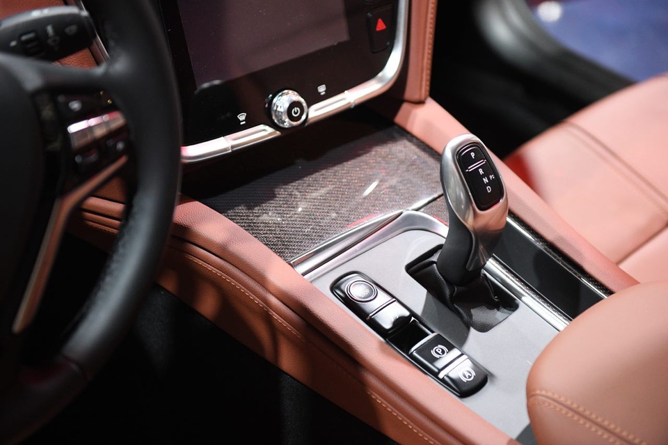 Cận cảnh nội thất hai mẫu xe VinFast vừa ra mắt tại Paris Motor Show - 11
Ở cụm điều khiển trung tâm có chi tiết giống vật liệu sợi carbon, tạo cảm giác cao cấp cho khoang nội thất. Nút bấm khởi động được bố trí ở khu vực cần số, thay vì phía sau vô-lăng như thông thường. Cần số có thiết kế giống với nhiều mẫu xe BMW hiện nay.
