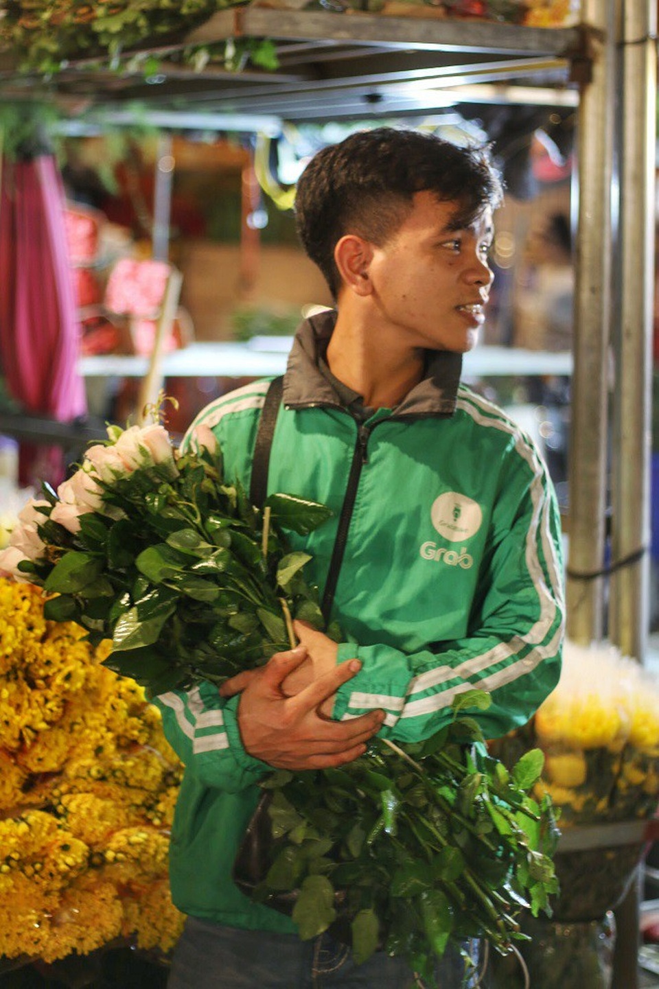 Dân buôn trắng đêm, mỏi tay đếm tiền nhờ bán hoa lễ 20/10 - 12
Bạn Công (23 tuổi) chia sẻ: “Em được mọi người giới thiệu chợ hoa Quảng Bá có nhiều loại hoa đẹp mà giá thành lại phải chăng. Em tranh thủ qua đây vừa để trải nghiệm cuộc sống nhộn nhịp về đêm của chợ hoa vừa mua hoa tặng bạn gái nhận ngày 20/10”.