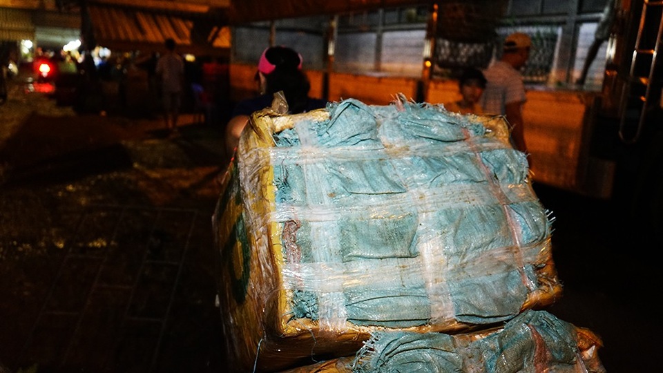 Những nữ “lão tướng” bốc xếp cuối cùng ở chợ đầu mối Thủ Đức - 3 Những kiện hàng to hơn thân người khiến nữ “lão tướng” này trở nên nhỏ bé, tuy nhiên không hề yếu đuối
