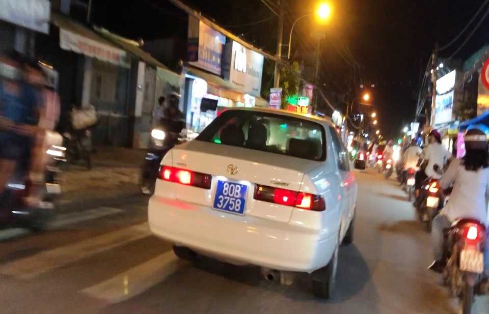 Tạm giữ ô tô biển xanh giả hú còi “vô tổ chức” - 1
Xe ô tô đeo biển số xanh 80B giả hú còi vô tổ chức đã bị Công an quận 2 tạm giữ.