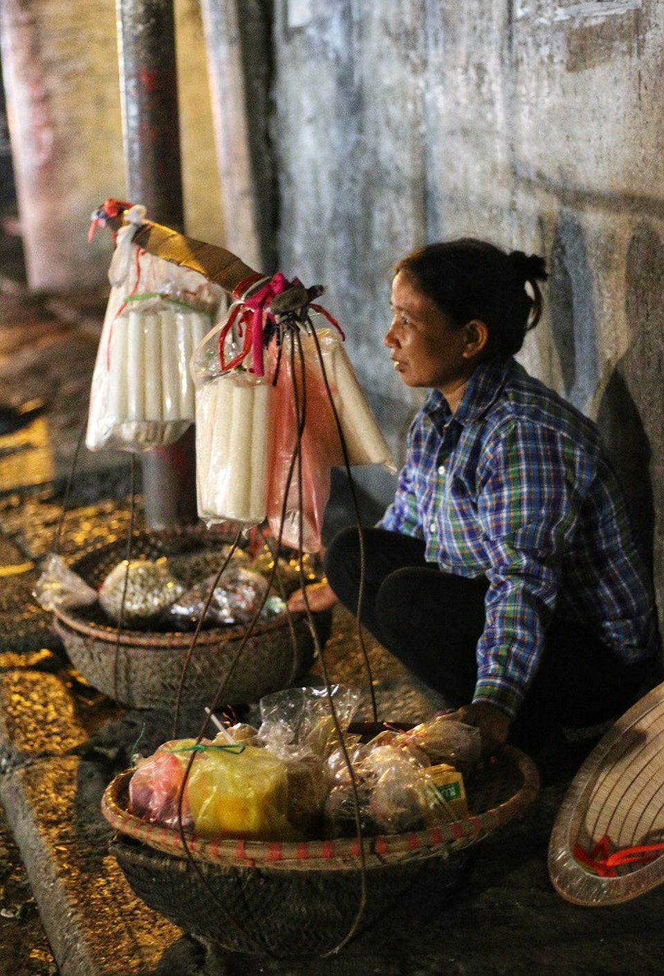 Cô Cao Thị Lạng (51 tuổi – Hà Nam) sau một ngày dài gánh hàng quanh phố cổ lại trở về chợ Long Biên ngồi một góc với hy vọng bán hết chỗ hàng còn lại. Cô xa quê lên thành phố đã được 5 năm và cả cuộc đời chưa từng biết đến ngày 20/10. Đối với cô, món quà ý nghĩ nhất trong ngày chỉ là bán hết thúng hàng để được về nhà trước 12 giờ đêm.