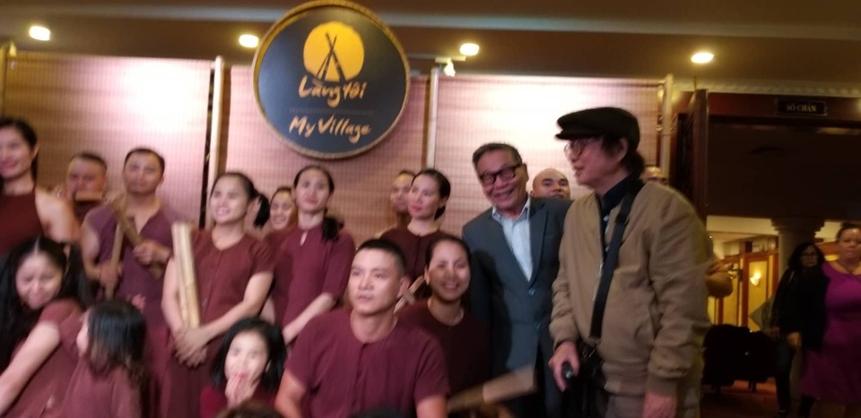 NSND Đặng Nhật Minh nói về vở diễn xiếc “Làng tôi” - 1 NSND Đặng Nhật Minh cùng các nghệ sĩ tham gia vở diễn Làng tôi.