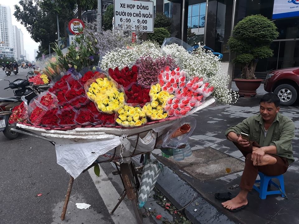 Thị trường 20/10: Nhiều hoa độc lạ, "giá chát" vẫn “cháy” hàng - 1 Hà Nội những ngày này đang ngập tràn hoa