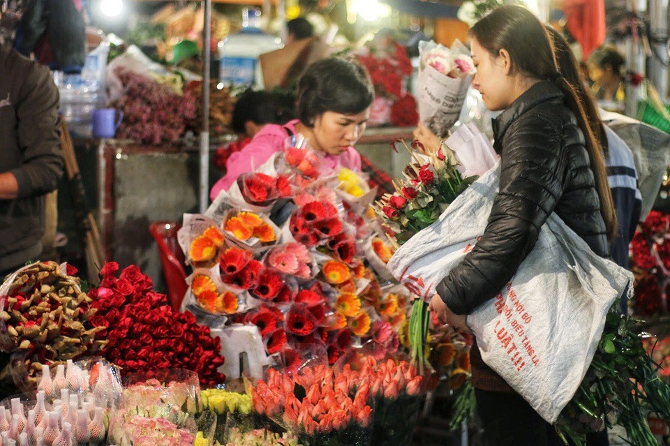 Dân buôn trắng đêm, mỏi tay đếm tiền nhờ bán hoa lễ 20/10 - 5 Đối tượng khách hàng phục vụ chủ yếu là các tiểu thương. Nên giá hoa thưởng rẻ hơn hẳn so với mặt bàn chung của thị trường. Tuy nhiên những ngày giáp lễ 20/10 giá hoa có tăng nhẹ so khoảng 10.000 đến 40.000đ so với ngày thường bởi sức mua lớn một số loại hoa còn hiếm hàng.