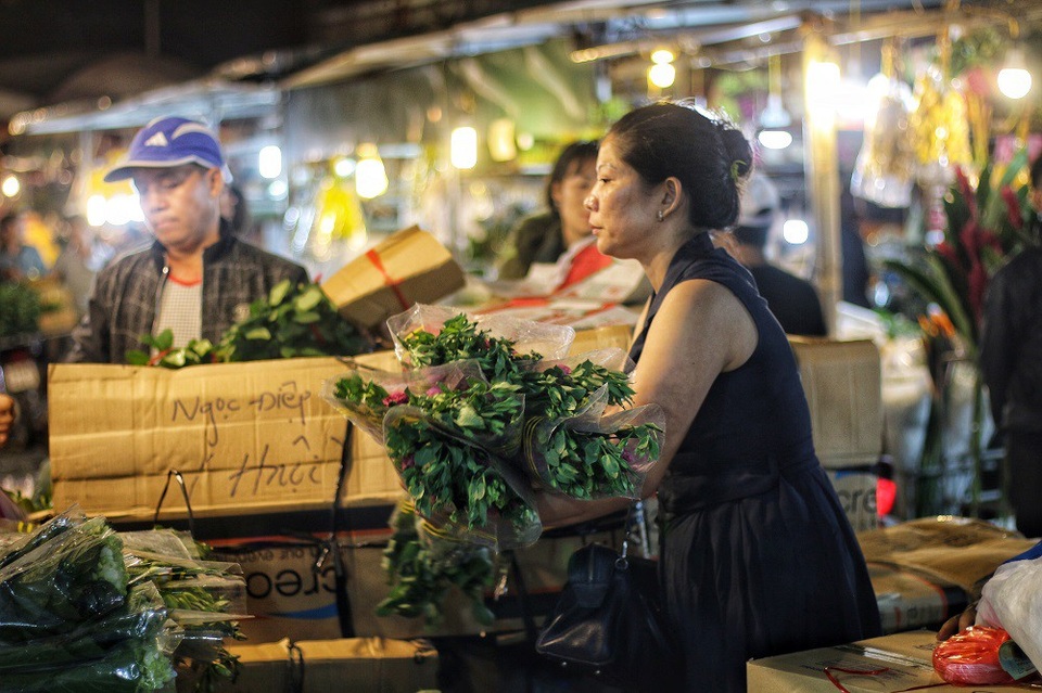 20/10 đối với những người phụ nữ ở chợ Long Biên chỉ giống như những ngày lao động bình thường. Thậm chí còn vất vả hơn bởi những ngày này, hàng hóa về nhiều, làm việc luôn tay không có lúc nghỉ.