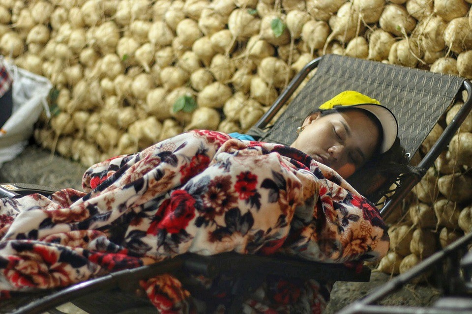 Chị Nguyệt tranh thủ chợp mắt trong lúc vắng khách. Thi thoảng lại giật mình tỉnh giấc khi có người gọi lấy hàng.