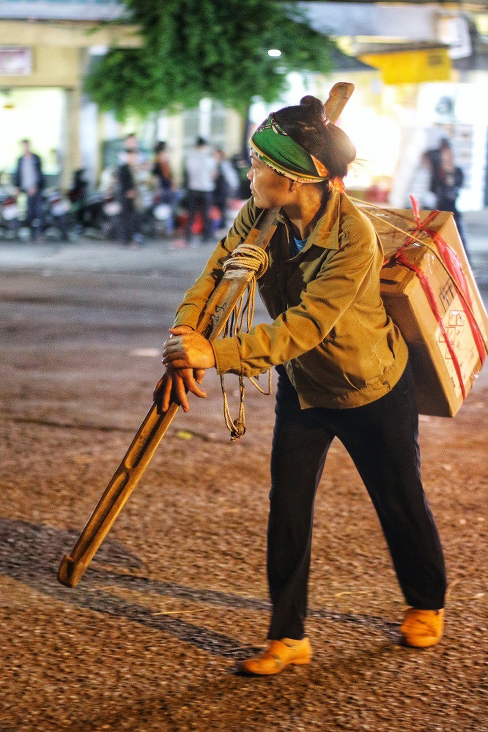 Vì nỗi lo cơm áo gạo tiền, những nữ lao động ở đây chẳng dám mơ về một ngày nghỉ trọn vẹn chứ nào dám hy vọng được nhận quà, hoa dịp 20/10 như bao người.