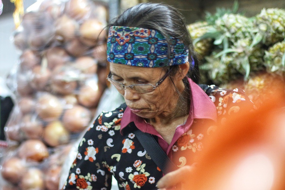 Cô Lan, bán hàng ở chợ Long Biên hơn 10 năm chia sẻ: “Không ai nói cô cũng quên mất mai là 20/10. Mà các chị em ở chợ này ngoài hỏi nhau về hàng hóa cô chả thấy ai kể cho nhau nghe về ngày 20/10 bao giờ. 20/10 ở chợ này thì cũng lặng lẽ trôi qua cùng với mấy xe hàng thôi.”