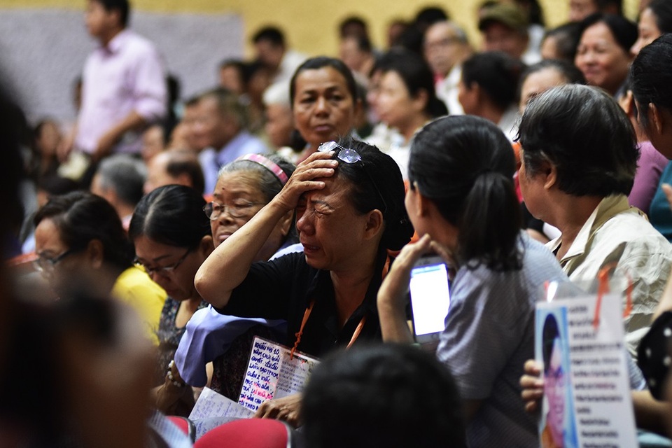 Bí thư Nguyễn Thiện Nhân: Tháng 11 xử lý cán bộ sai phạm ở Thủ Thiêm - 4 Cử tri Nguyễn Thị Kim Phượng bật khóc khi kể về hoàn cảnh khốn khó của gia đình trong suốt thời gian qua