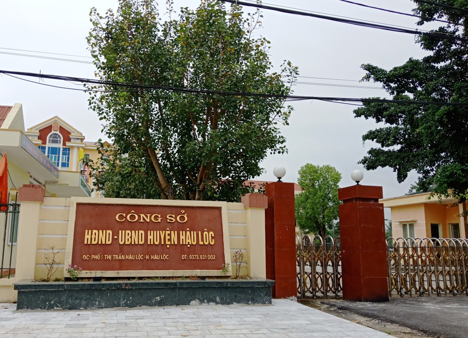 Rà soát cán bộ công chức được xét tuyển sai quy định, phát hiện nhiều con cháu lãnh đạo - 1 UBND huyện Hậu Lộc có 3 người được tuyển dụng công chức không qua thi tuyển thì có tới 2 người là con cháu lãnh đạo.