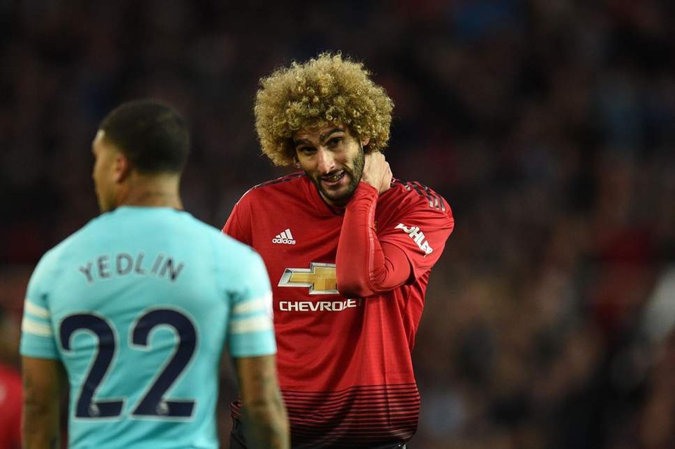 Cuộc chiến Sarri - Mourinho: Người “xây”, kẻ “phá” - 2
Fellaini có thể được sử dụng để phá lối chơi Chelsea