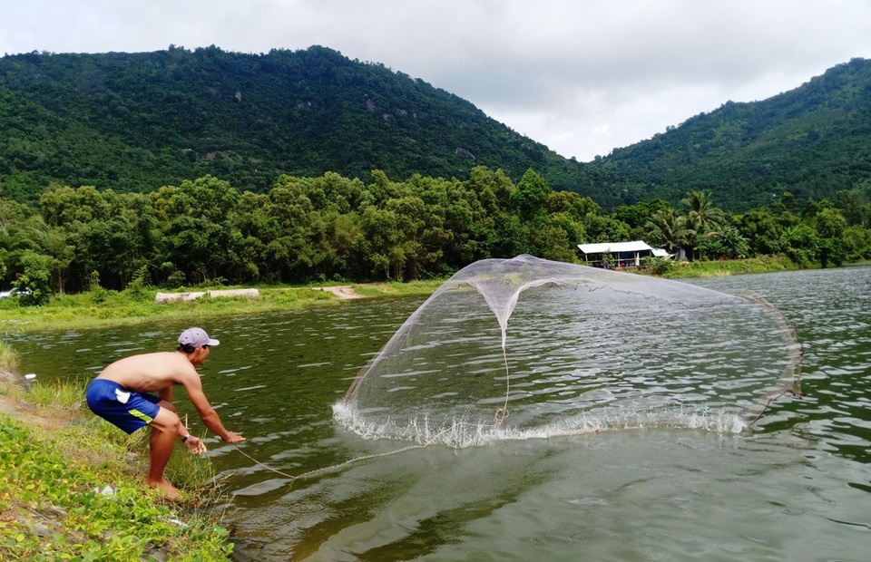 
Ngoài những cánh đồng lúa tuyệt đẹp, An Giang còn biết đến với những hồ nước ngọt rộng lớn nằm kề cận ngay núi vùng Tịnh Biên và Tri Tôn
