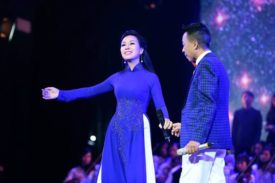 Sao Mai Thu Hà đọ vẻ đẹp duyên dáng bên Tân Nhàn - 7 Thu Hà và Việt Hoàn cũng nhiều lần hát song ca với nhau. Ngoài ra, Việt Hoàn cũng solo ca khúc Thuyền và biển.
