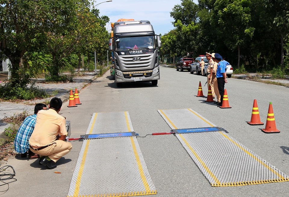Một xe quá tải trọng bị xử phạt tới... 111 triệu đồng - 1 Cân tải trọng xe chở hàng khủng