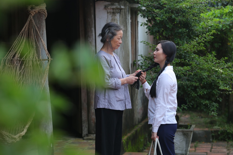 Lương Nguyệt Anh hát về mẹ nhân ngày 20/10 - 1 Lương Nguyệt Anh vào vai con trong MV.