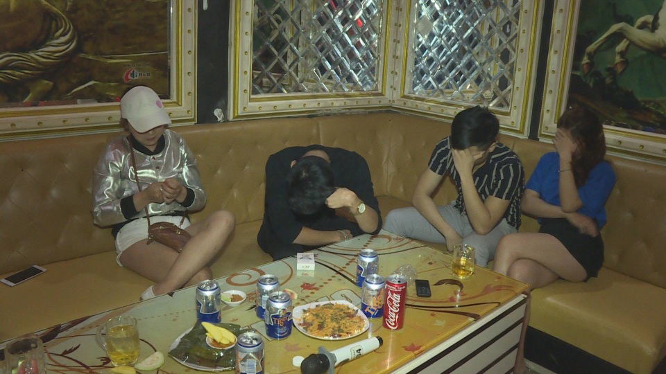 21 nam nữ thanh niên sử dụng ma túy tập thể trong quán karaoke - 2 Có 5 nữ thanh niên tham gia sử dụng ma túy (ảnh Cơ quan chức năng cung cấp)