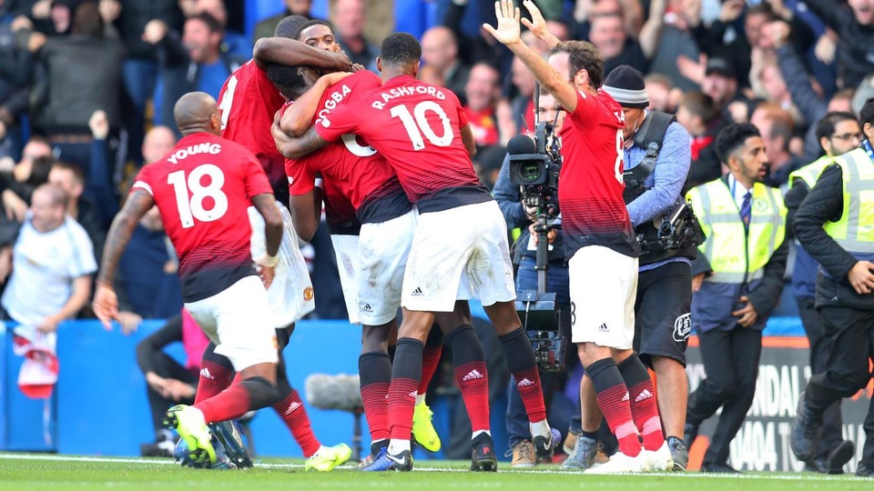 
Các cầu thủ Man Utd ăn mừng bàn thắng thứu hai
