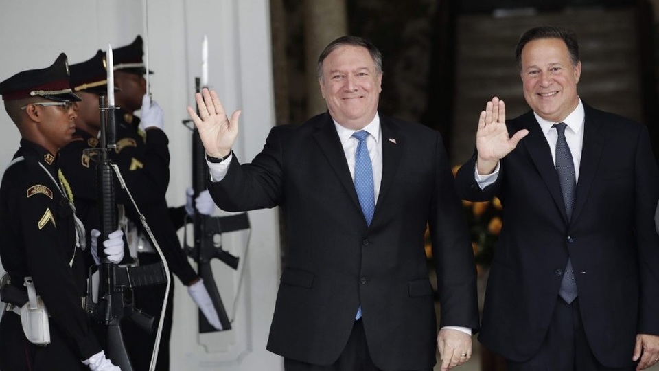 Mỹ cảnh báo các nước về dự án đầu tư của Trung Quốc - 1 Tổng thống Panama Juan Carlos Varela đón Ngoại trưởng Mỹ Mike Pompeo hôm 18/10. (Ảnh: EPE)