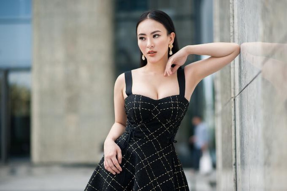 Phong cách gợi cảm, sang trọng của bà chủ thẩm mỹ viện Beauty Center - 1
Là một bà chủ thẩm mỹ viện, Thu Hoàng luôn biết cách chăm sóc sắc đẹp bản thân. Nhờ đó, cô nàng sở hữu thân hình đồng hồ cát đầy gợi cảm. Xuống phố với đầm cúp ngực hai dây màu đen chủ đạo, bà chủ trẻ tuổi khéo khoe vòng một tròn đầy cùng nước da trắng mịn.
