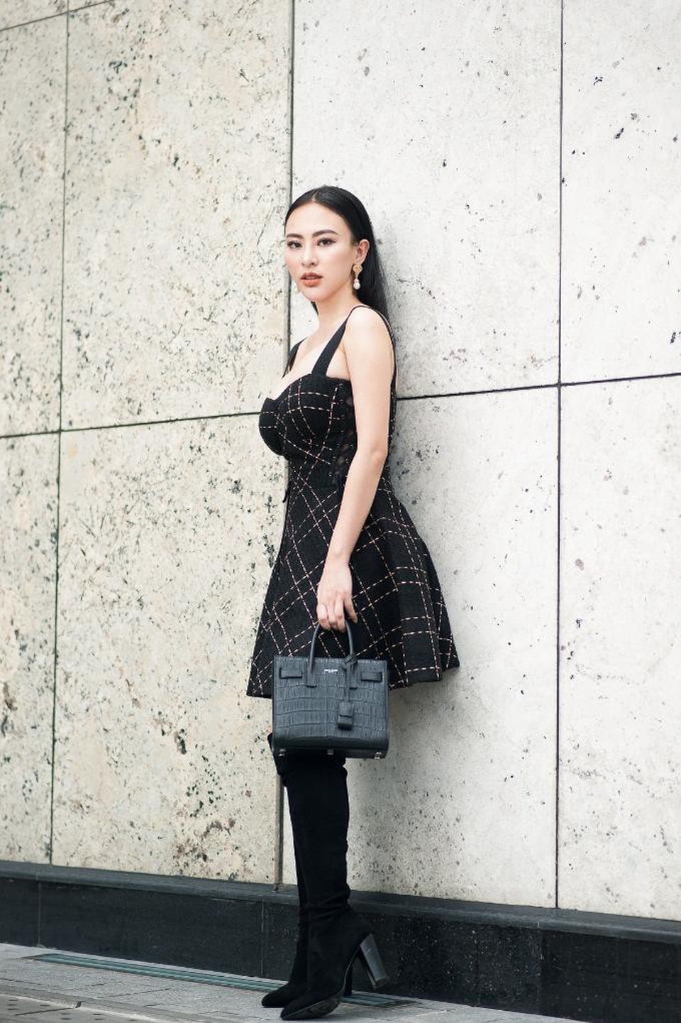 Phong cách gợi cảm, sang trọng của bà chủ thẩm mỹ viện Beauty Center - 2
Túi xách và boot cao cùng tông màu váy giúp cô hoàn thiện set đồ. Thu Hoàng cũng không quên tạo điểm nhấn cho khuôn mặt bằng một đôi bông tai ngọc trai dáng dài.