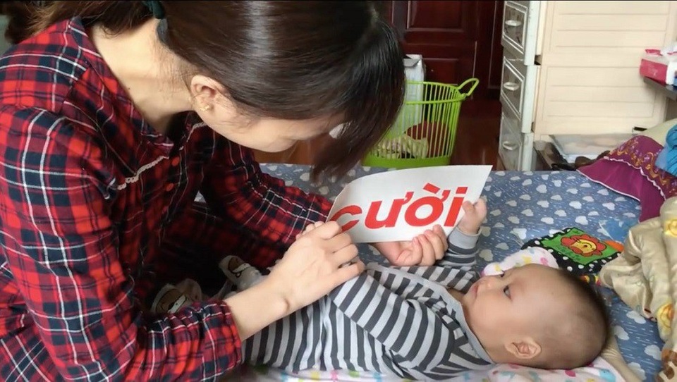 Cậu bé 3 tuổi nói tiếng Anh như người bản xứ - 2
Chị Lý áp dụng giáo dục sớm cho bé J từ khi bé mới 3 tháng.